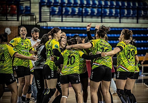 Las jugadoras del Grafometal celebran una victoria.