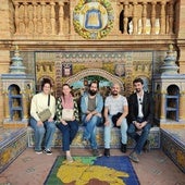 Jorge Nicolás Manrique (a la derecha) y otros miembros de Rioja Filarmonía, en la plaza de España de Sevilla.