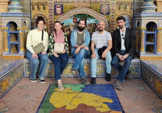 Jorge Nicolás Manrique (a la derecha) y otros miembros de Rioja Filarmonía, en la plaza de España de Sevilla.