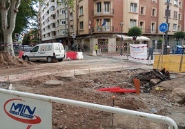 Cruce de Duquesa de la Victoria con Juan XXIII en la esquina sureste de la Glorieta, en obras y cerrado al tráfico definitivamente.