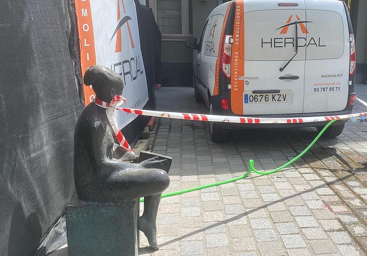 'Le lectora', escultura de Félix Reyes, sujeta a la cinta de las obras de los antiguos juzgados.