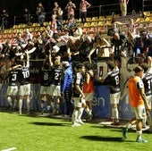 Los jugadores de la SDL saludan a los aficionados que se desplazaron a Estepona el pasado sábado.