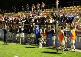 Los jugadores de la SDL saludan a los aficionados que se desplazaron a Estepona el pasado sábado.