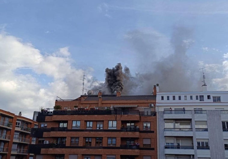 Los Bomberos de Logroño sofocan un incendio en el Burger King de la Gran Vía