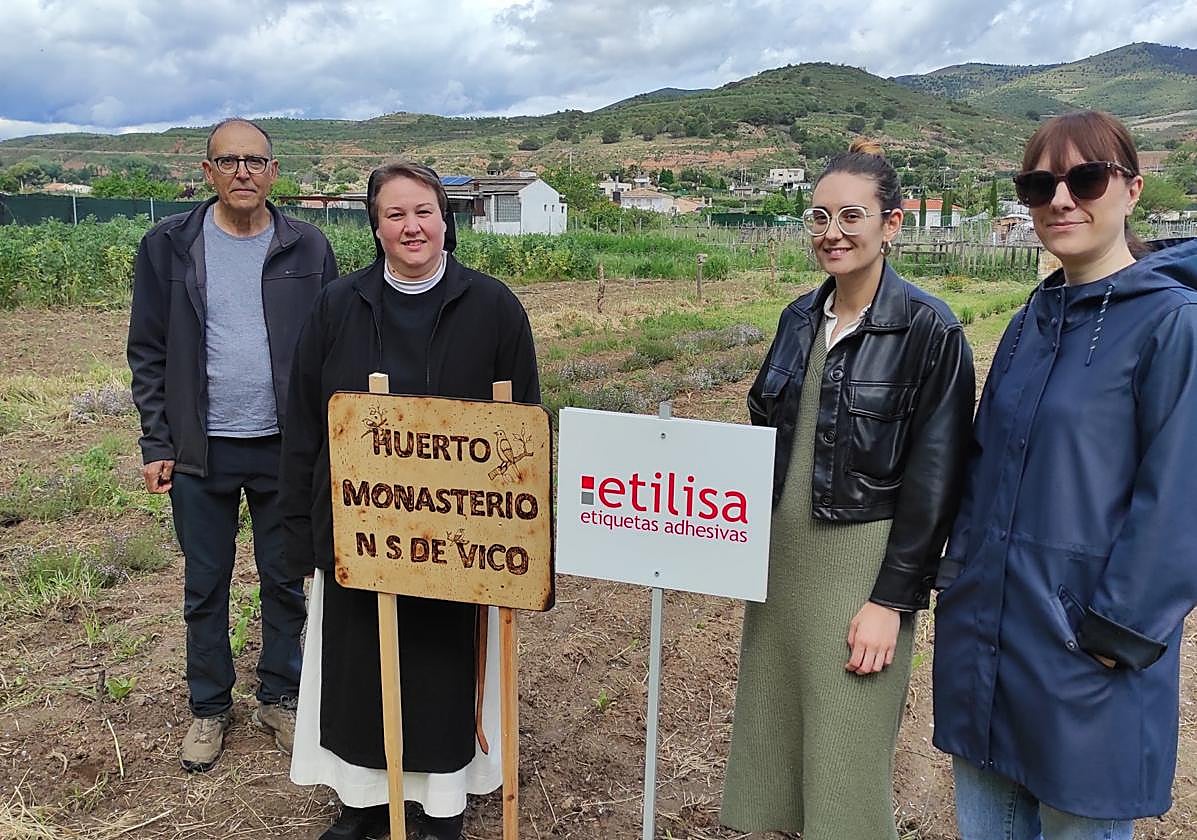 La hermana Nieves Rut, junto a los patrocinadores del proyecto.