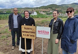 La hermana Nieves Rut, junto a los patrocinadores del proyecto.