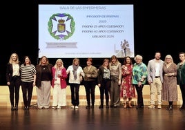 Las enfermeras y enfermeros con 25 y 40 años de colegiación fueron pasando por el escenario para recibir sus insignias de manos de los miembros de la junta directiva.