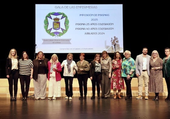 Las enfermeras y enfermeros con 25 y 40 años de colegiación fueron pasando por el escenario para recibir sus insignias de manos de los miembros de la junta directiva.