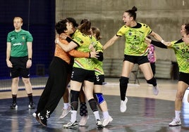 Las jugadoras del Grafometal celebran el importante triunfo de este miércoles.