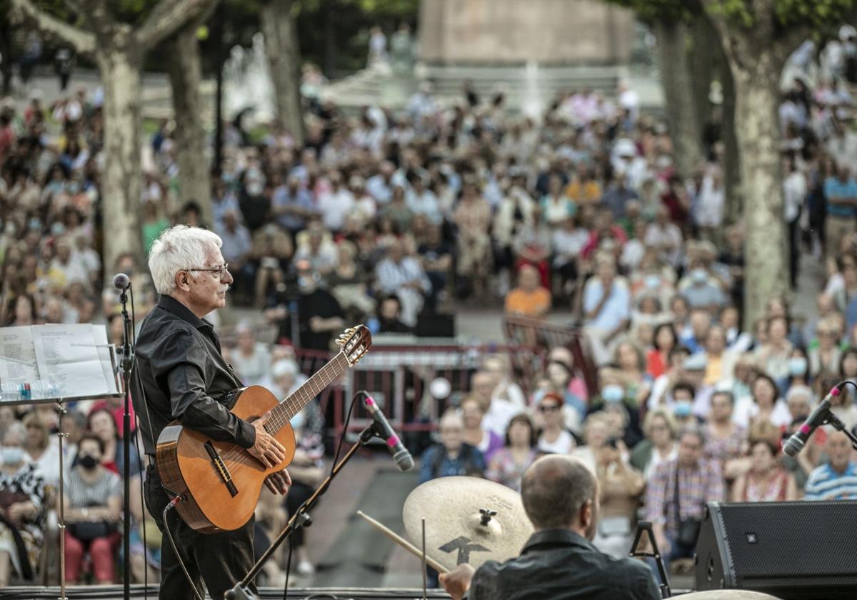 Jesús Vicente Aguirre, en un concierto en 2022 en el Espolón de Logroño.