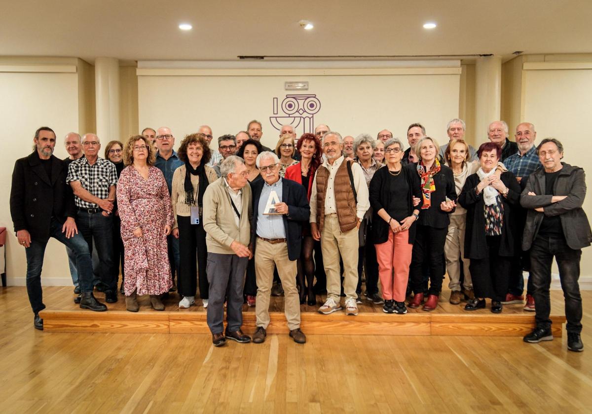 Imagen principal - Jesús Vicente Aguirre posa con su premio.