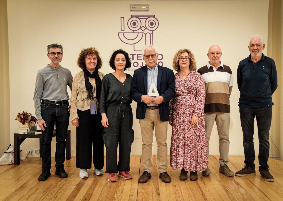 Imagen secundaria 1 - Jesús Vicente Aguirre posa con su premio.