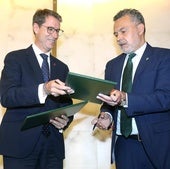 Capellán y Escobar, tras la firma del convenio este miércoles.
