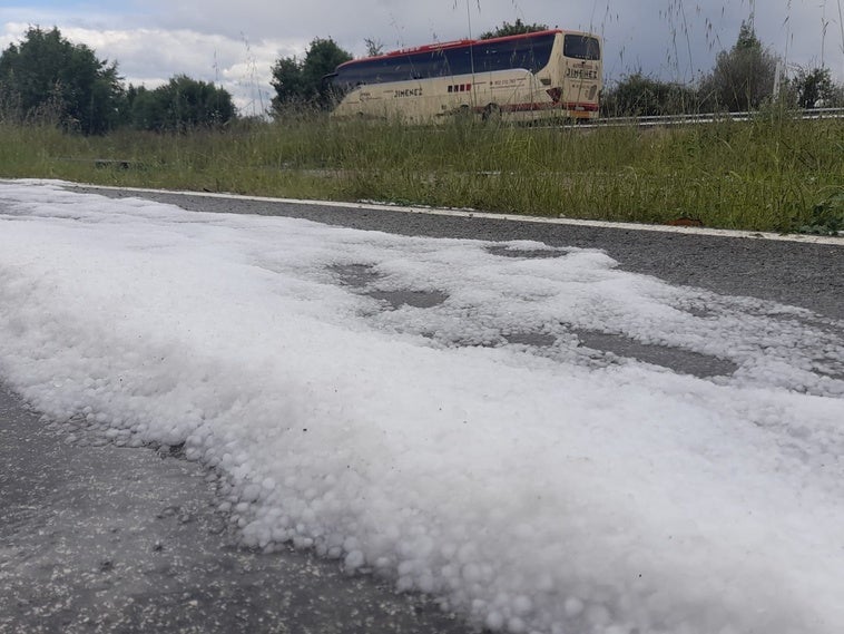 Restos del granizo caído ayer en La Rioja Baja.
