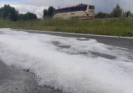 Restos del granizo caído ayer en La Rioja Baja.