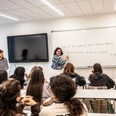 Dos profesoras de Latín del IES Sagasta, en clase con sus jóvenes alumnos.