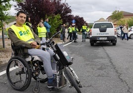 Samuel Galindo, usuario del CRMF de Lardero tras ser víctima de un accidente de tráfico cuando aún era menor de edad, en el dispositivo de este jueves en la N-232, en Recajo.