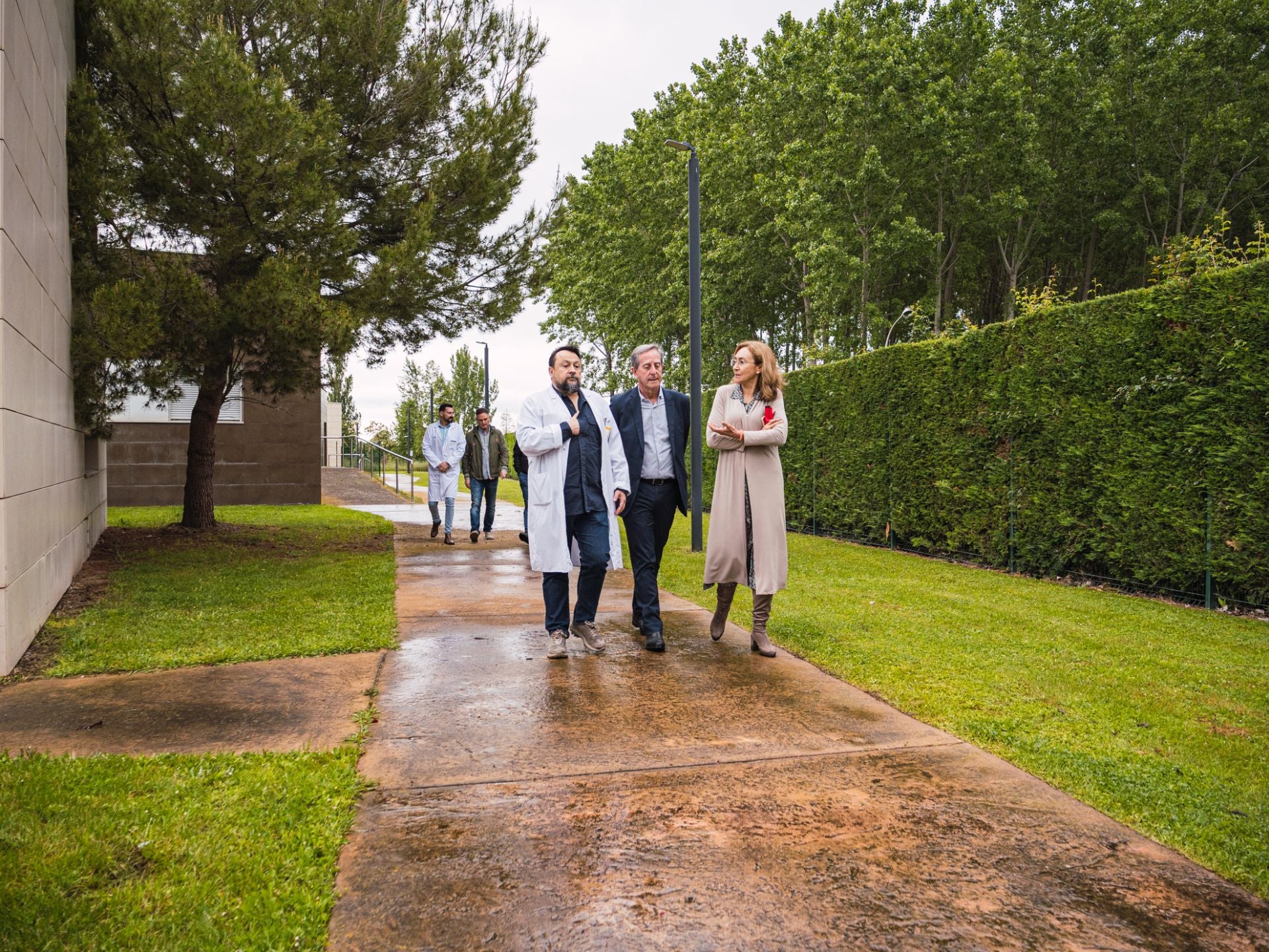 Las autoridades pasean por el rehabilitado jardín.