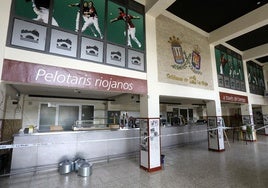 Estado actual que presenta el bar del edificio del frontón en el centro de tecnificación deportiva 'Javier Adarraga', sin servicio desde 2024.