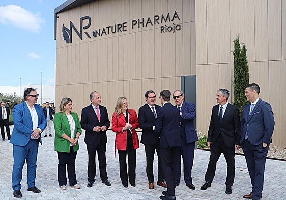 El presidente riojano, Gonzalo Capellán, saluda al de la CEOE al llegar ayer a Rioja Nature Pharma.