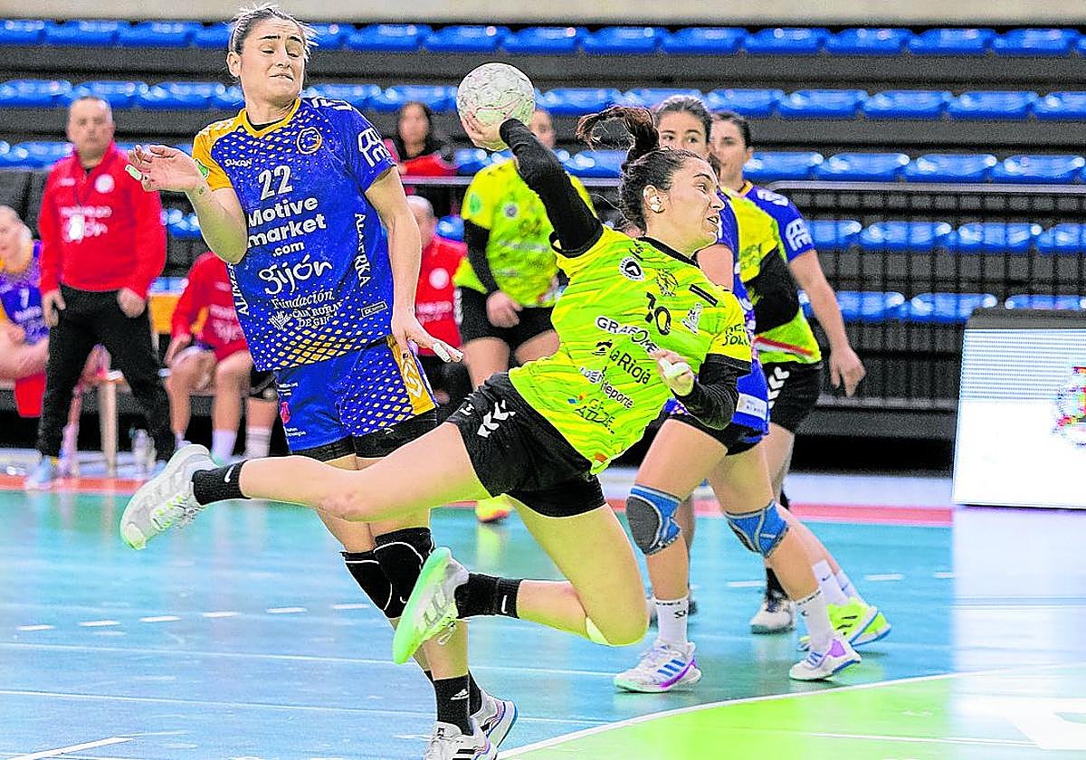 Alba Sánchez lanza a portería durante el encuentro que midió al Grafometal con Gijón en el Palacio.