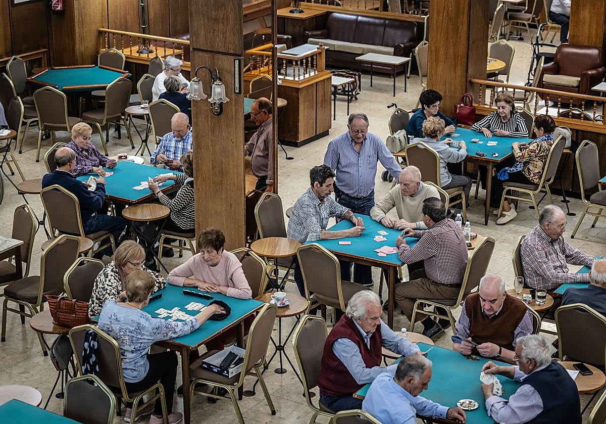 Varias cuadrillas de socios del Gran Casino juegan a diferentes juegos en la cuarta planta del edificio de Gran Vía.