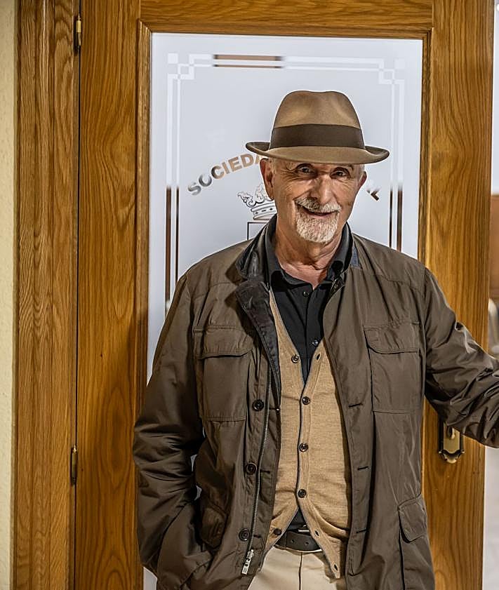 Imagen secundaria 2 - Un grupo de mujeres juega a las cartas; la entrada actual al edificio del Gran Casino; y Juan Carlos Fernández, presidente de la junta directiva.