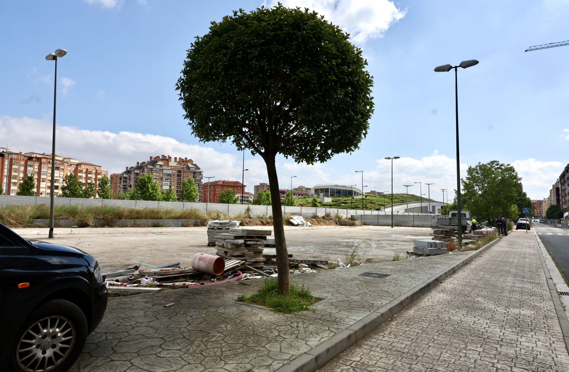 El aparcamiento provisional con el parque Felipe VI al fondo.