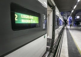 El Alvia Logroño-Madrid, en la estación de Logroño antes de partir.
