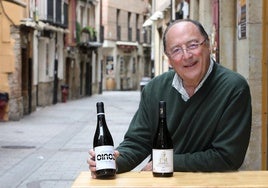 Carlos Moro, con dos de sus vinos de CM Matarromera, en plena calle Laurel de Logroño.