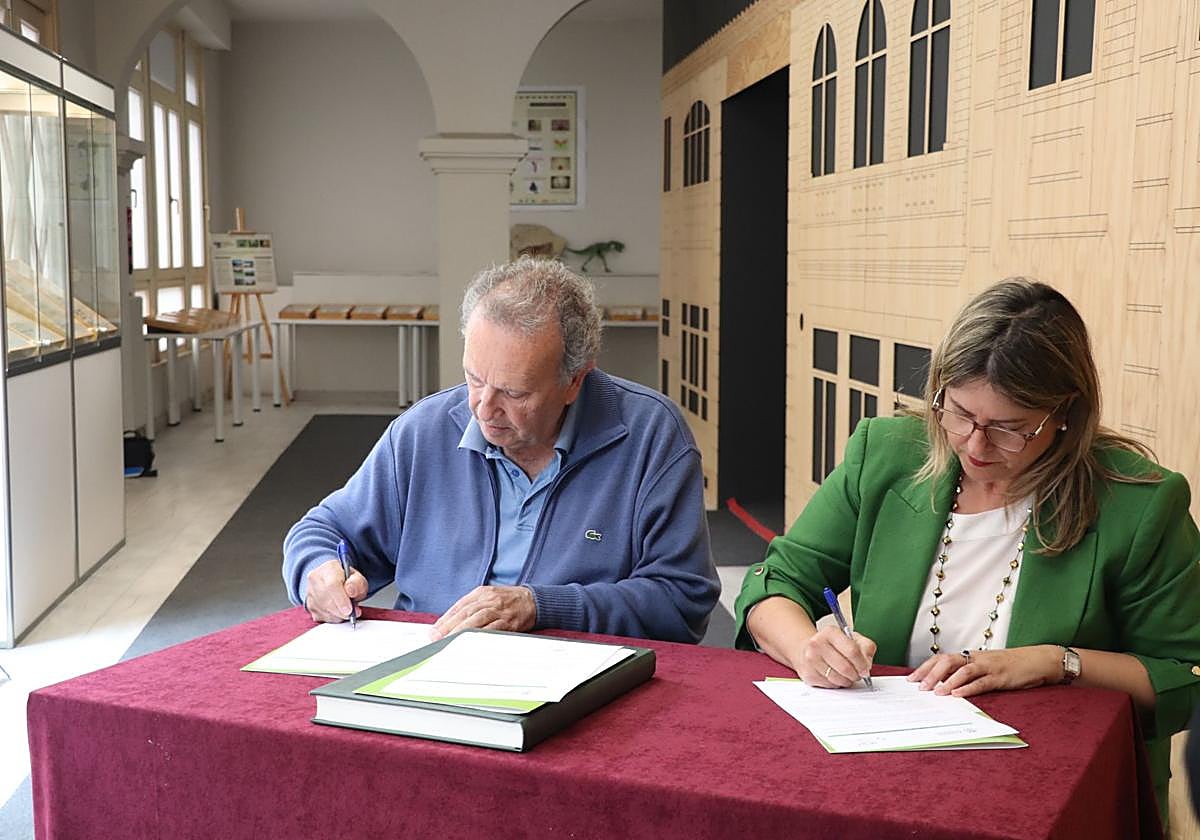 Ademar dona 48 cajas con 502 ejemplares de mariposas al Museo de Ciencias