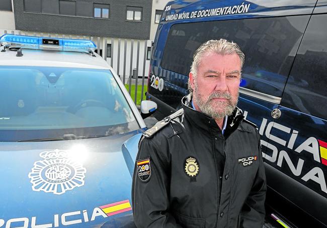 El subinspector José Carlos Rico posa con un vehículo de la Policía Nacional.