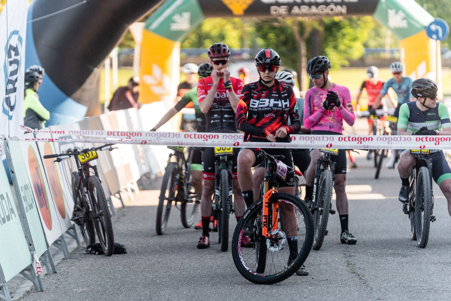 La salida y los podios de la segunda etapa de La Rioja Bike Race 2025