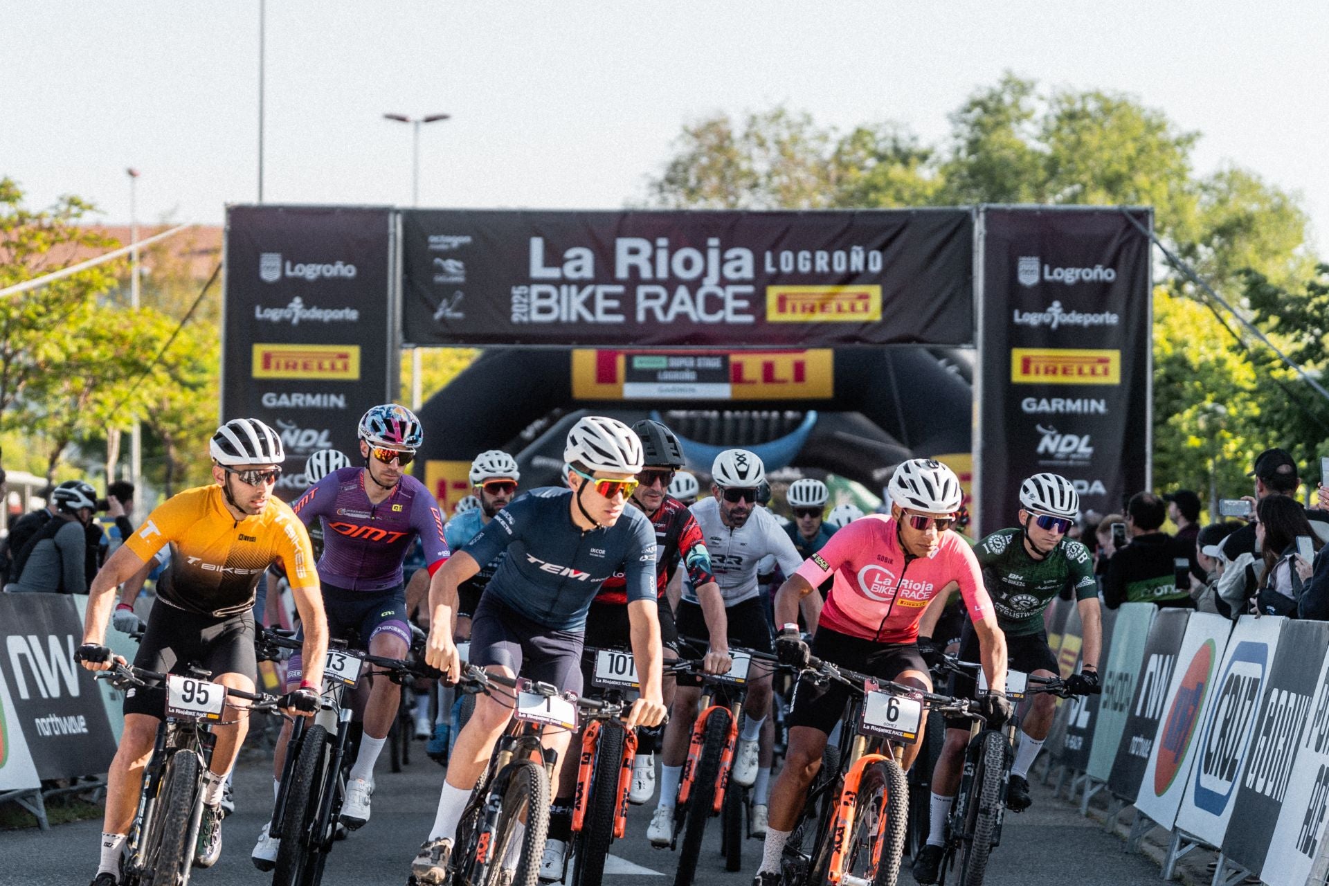 La salida y los podios de la segunda etapa de La Rioja Bike Race 2025