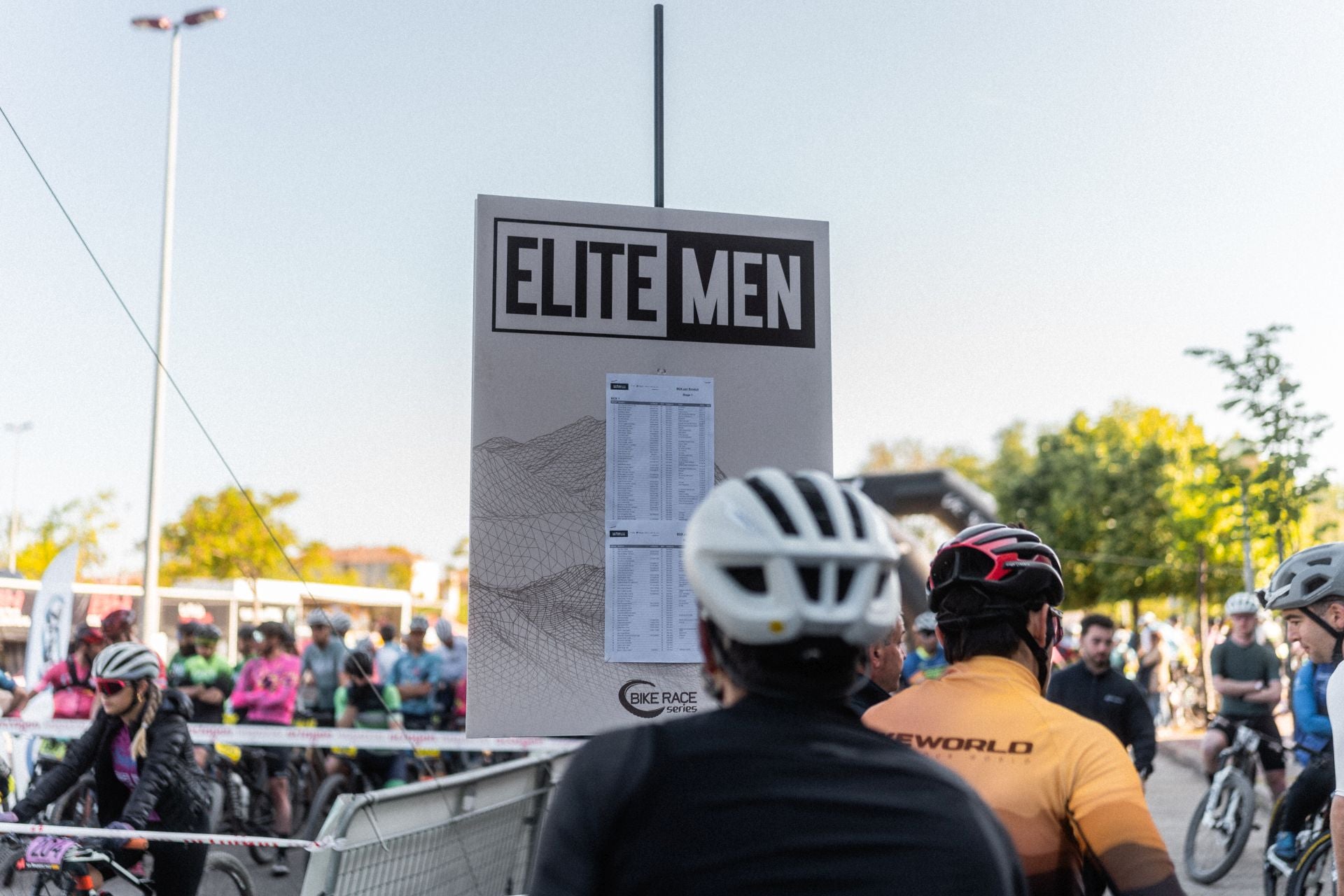 La salida y los podios de la segunda etapa de La Rioja Bike Race 2025