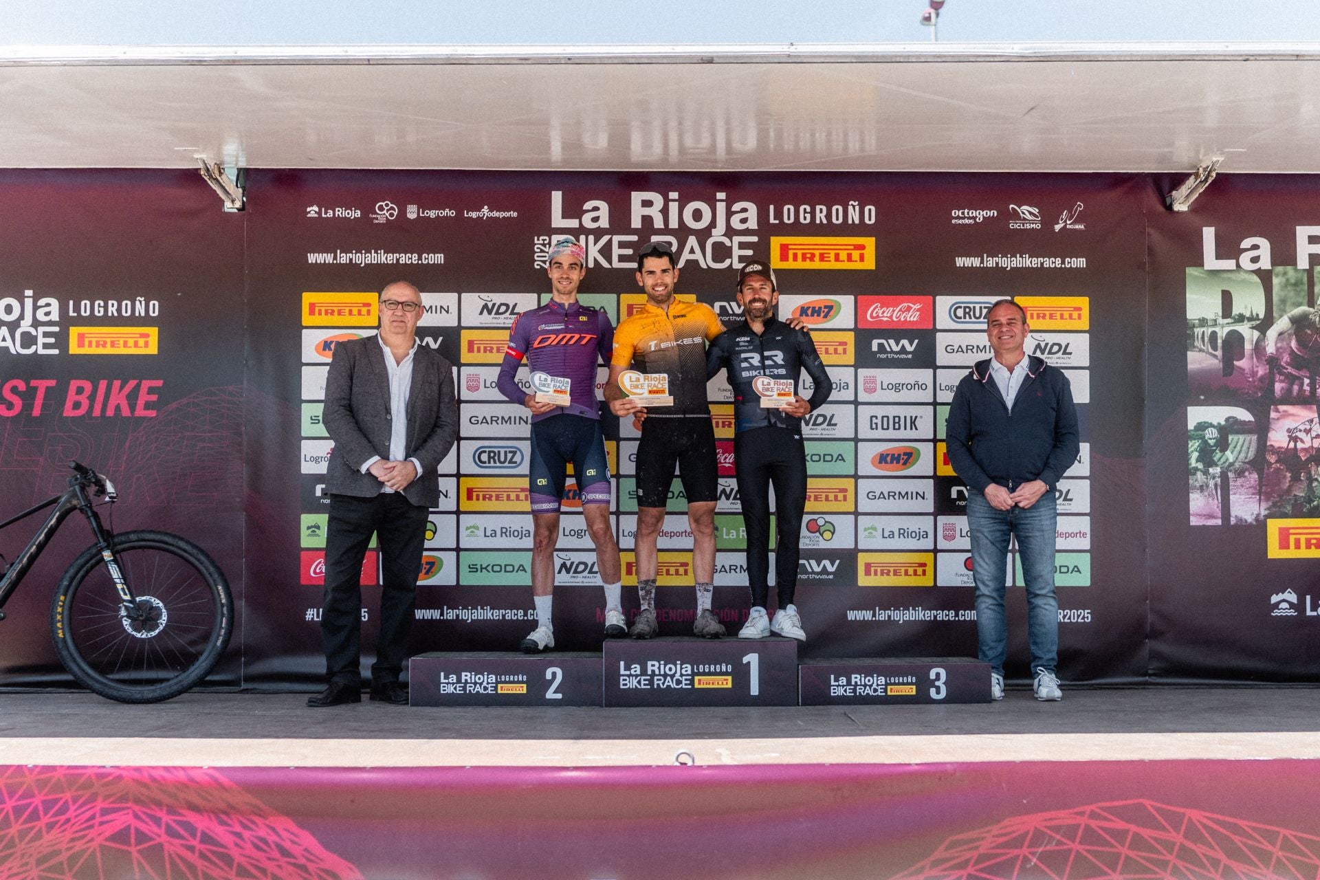 La salida y los podios de la segunda etapa de La Rioja Bike Race 2025
