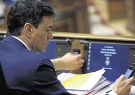 Sánchez, dándole al móvil en 2016 en el Congreso. Ya leeremos lo que escribía