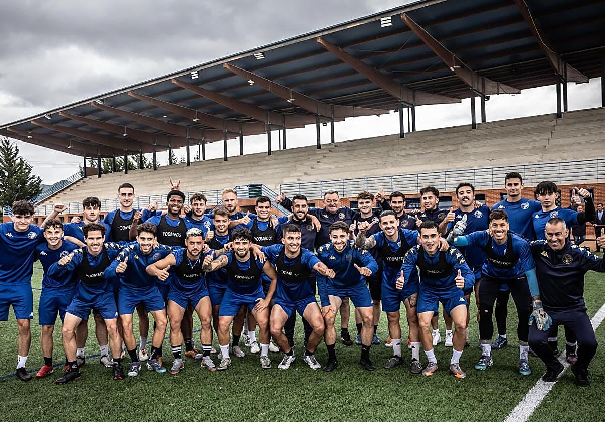 Plantilla y técnicos de la SD Logroñés posan relajados esta semana en Pradoviejo.