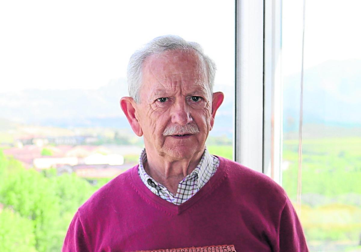 Alberto Recio con su maqueta del palacio Condes de Haro.