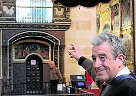 Javier Valer señala el gallinero de la catedral del Salvador.