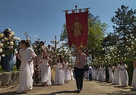 Las doncellas en procesión a la ermita de la Virgen del Roble.