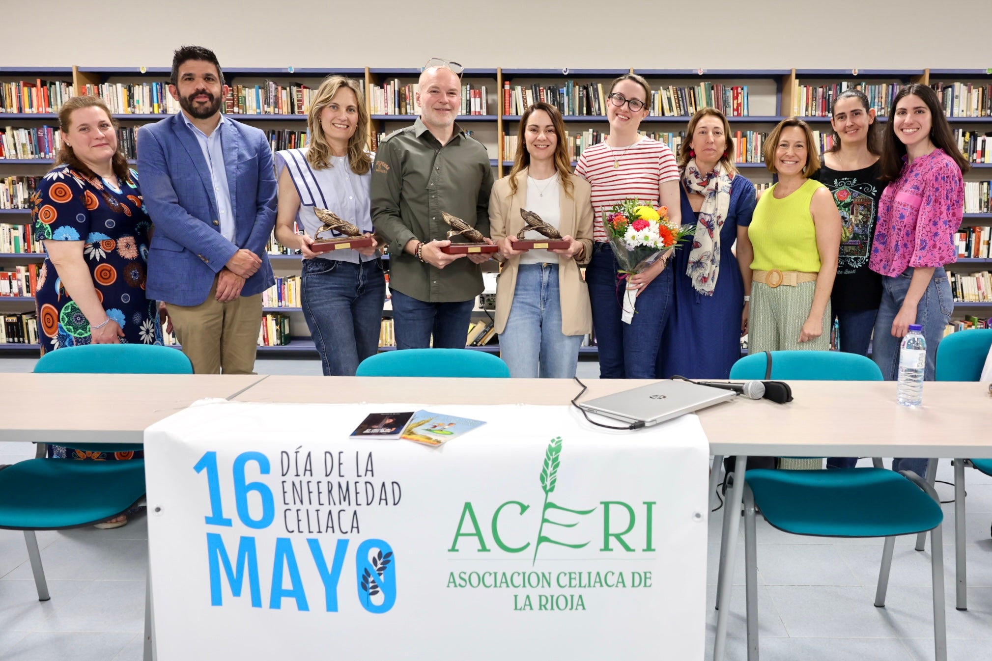 La junta directiva de Aceri con la doctora Ana Pascual, Roberto Cuadrado (La Despensa del Marqués) y Estela López (Eroski), galardonados este domingo.