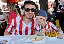 Los aficionados de la SDL disfrutan del ambiente.