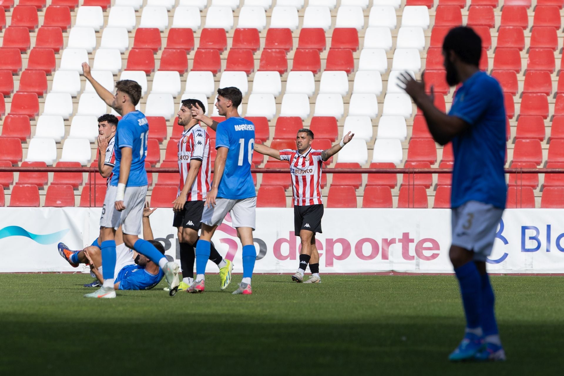 El partido SD Logroñés-Estepona en Las Gaunas