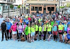 Caminantes en la plaza Gallarza de Rincón de Soto, antes de comenzar la marcha entre sotos.