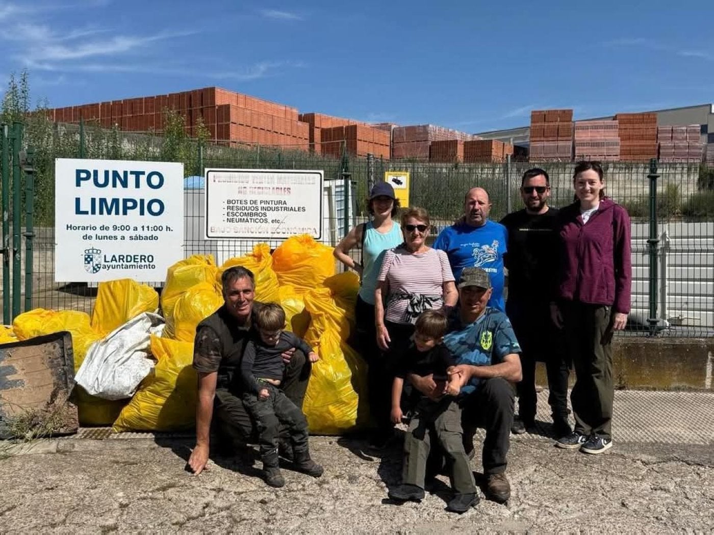 Voluntarios, con las bolsas de basura recogida.
