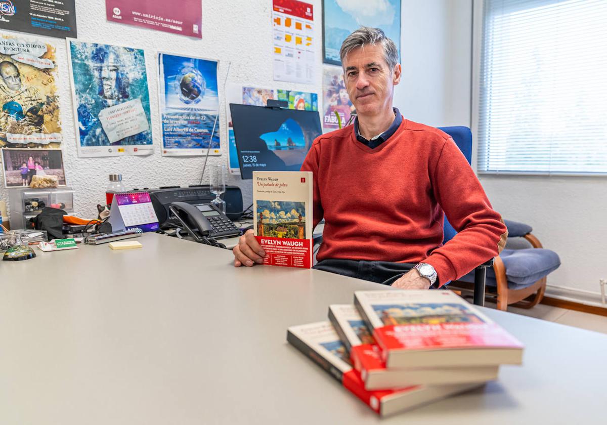 El catedrático de la UR Carlos Villar firma la nueva traducción de 'Un puñado de polvo'