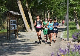 La cabeza de carrera, en la primera vuelta al circuito.