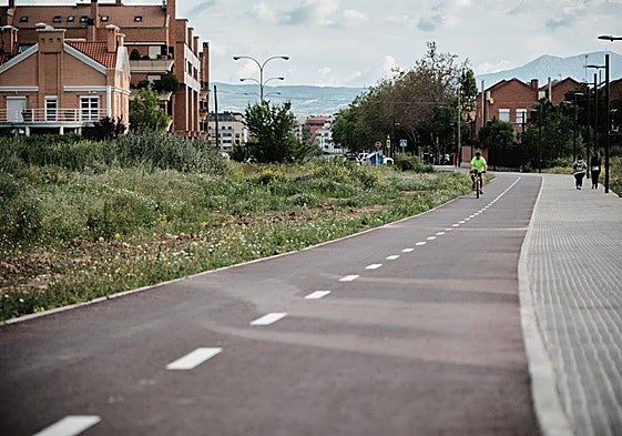 Imagen de un ciclista y dos peatones haciendo uso del nuevo carril ciclopeatonal entre Logroño y Lardero.