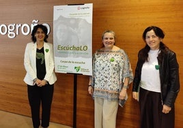 La concejala Patricia Sainz, la técnica Covadonga Elías y la presidenta del Teléfono de la Esperanza, este lunes en la presentación de 'EscúchaLO'.